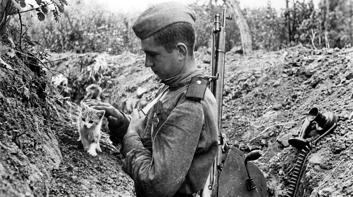 Минутка отдыха. Фото сделано в 1944 году, автор Георгий Липскеров