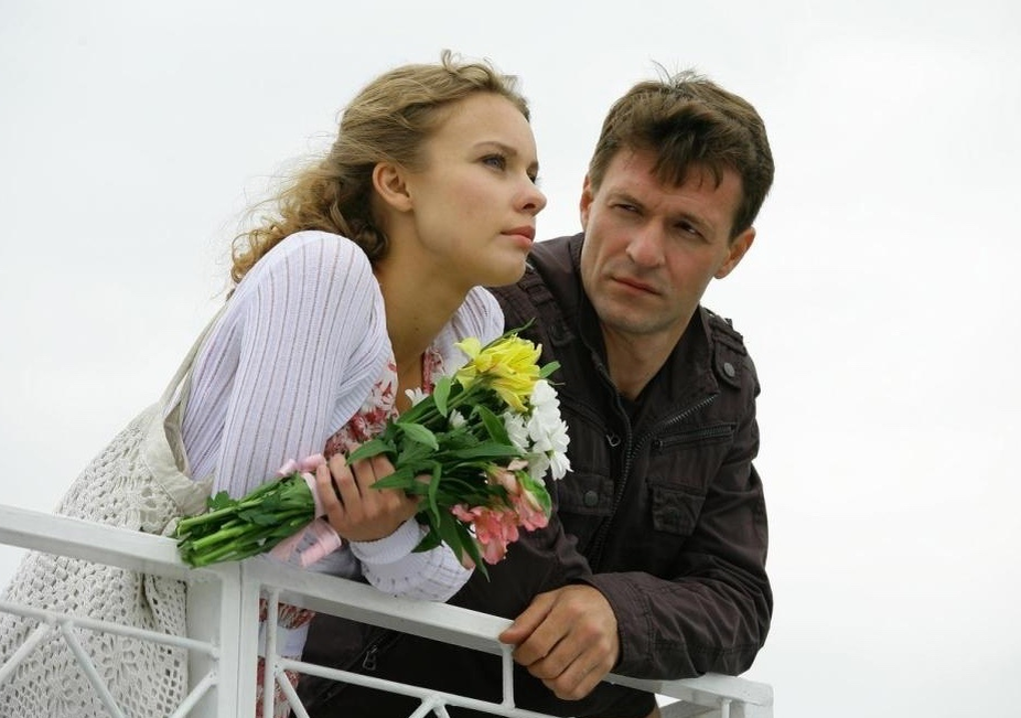 Полина Сыркина и Константин Стрельников, кадр из сериала «В полдень на пристани»