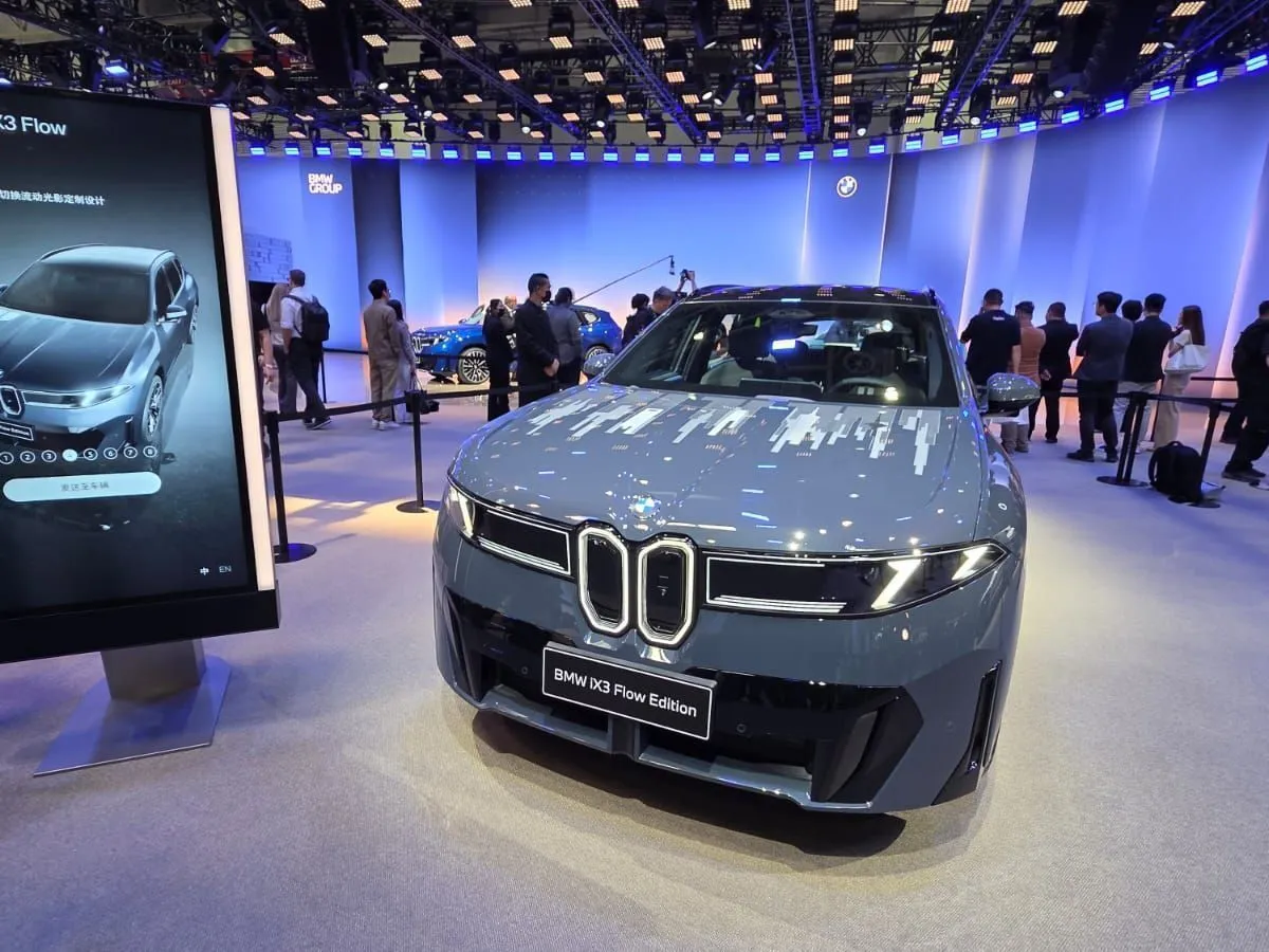 Презентация новой технологии от BMW в рамках проведения Пекинского автосалона 2026