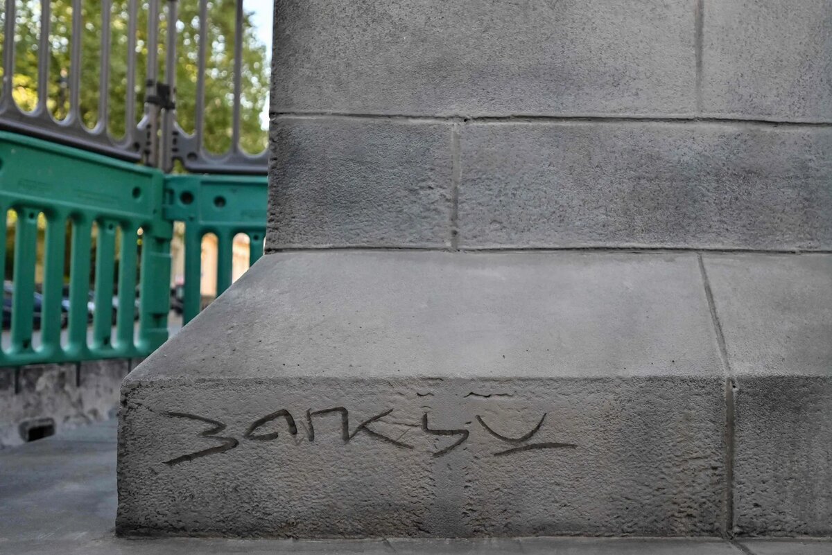 Политик со знаменем шагает в пропасть