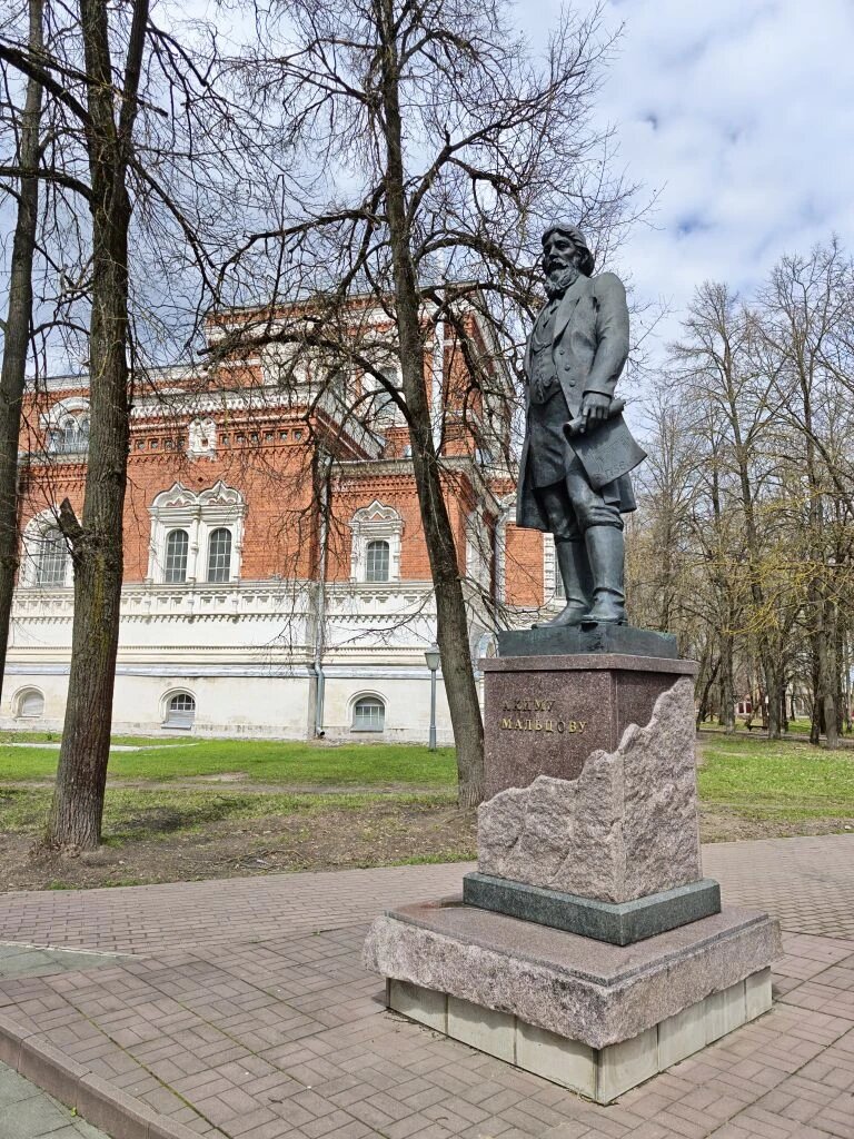 Памятник Акиму Мальцову, г. Гусь-Хрустальный. Фото автора.