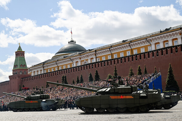 Танк Т-72Б3 на Красной площади в Москве на военном параде, посвященном 80-летию Победы в Великой Отечественной войне, 09 мая 2025 года / Пелагия Тихонова/Фотохост-агентство РИА Новости   📷