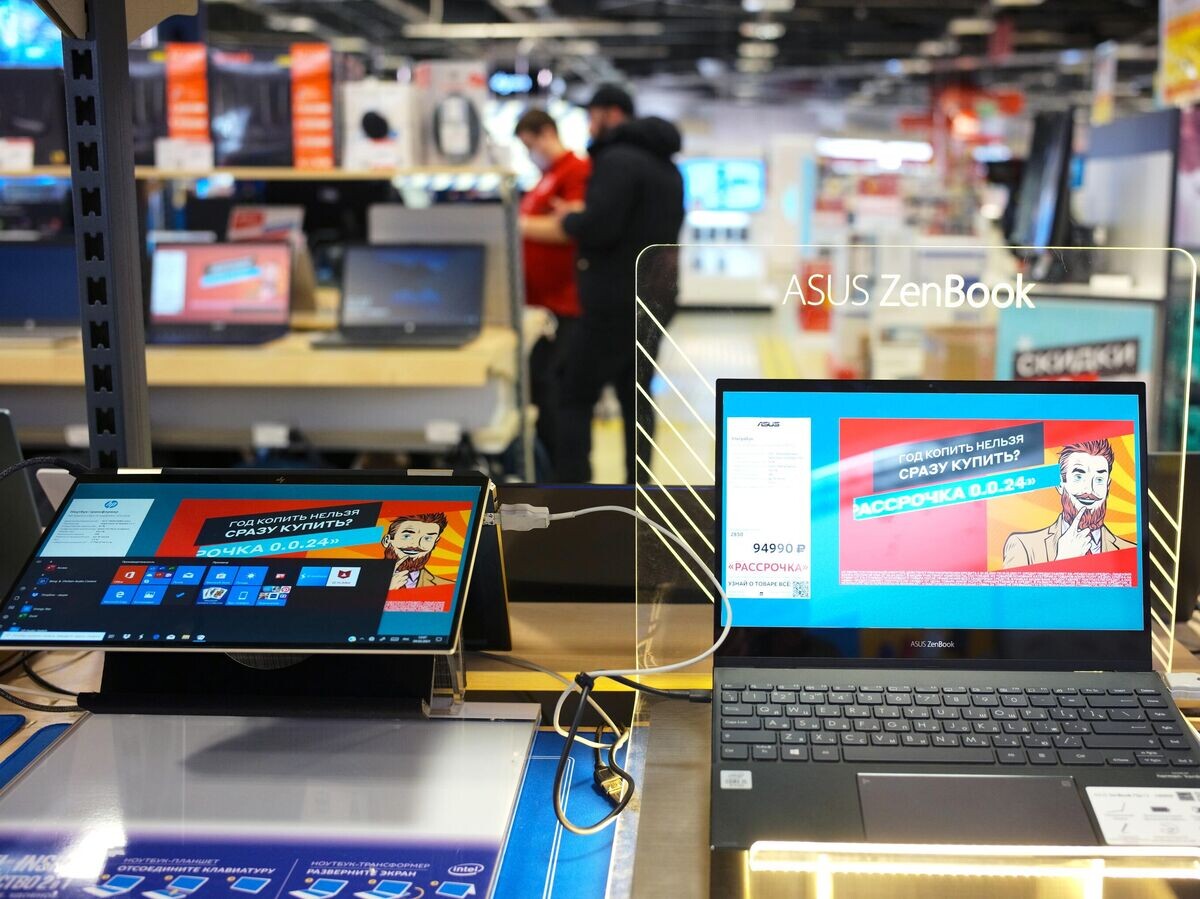    Ноутбуки ZenBook фирмы ASUS в магазине бытовой техники и электроники в Москве | © РИА Новости / Сергей Пятаков