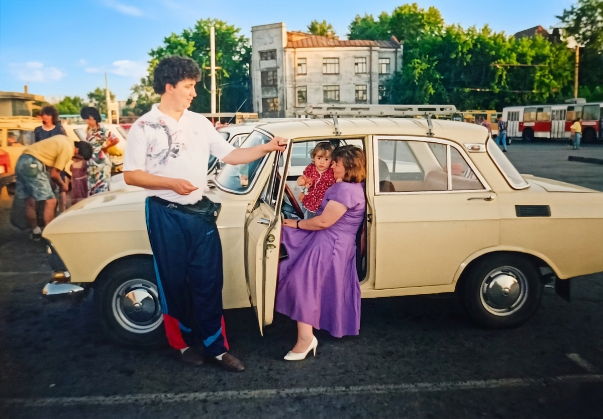 Семья на своём первом автомобиле