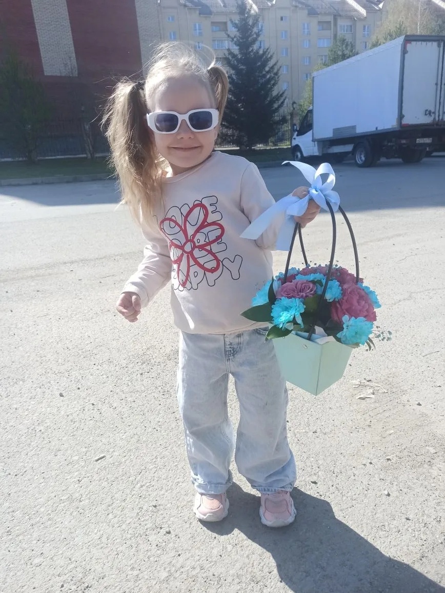 Мия с букетом для брата 😊