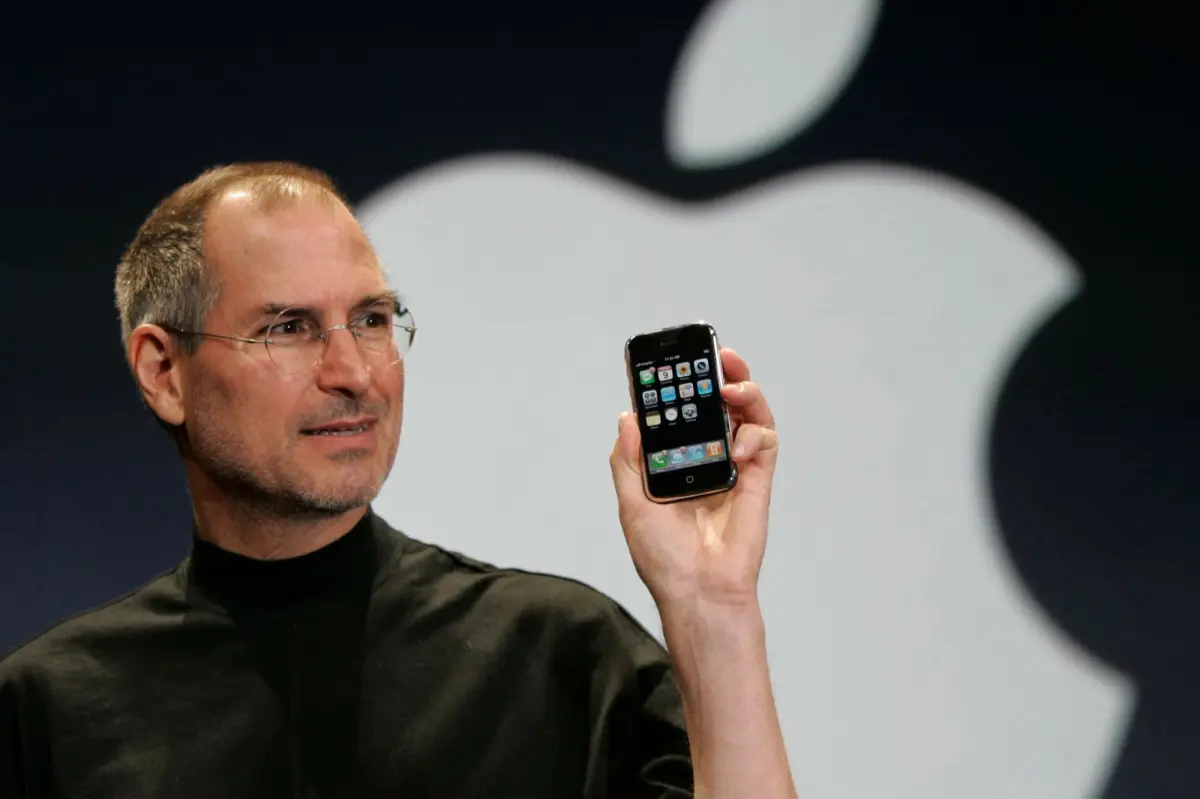 Стив Джобс с первым iPhone на презентации 2007 года
