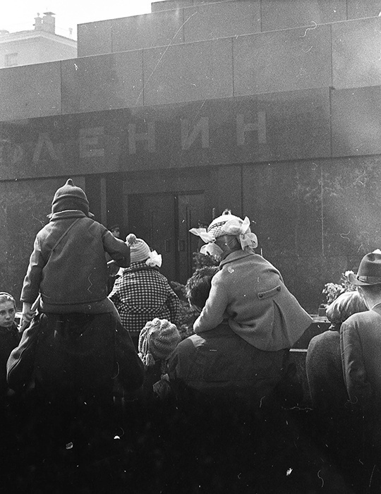 Из серии «Отцы». Дмитрий Воздвиженский, Нина Свиридова, 1970 - 1975 год, г. Москва
Красная пл., семейный архив Дмитрия Воздвиженского (младшего).
