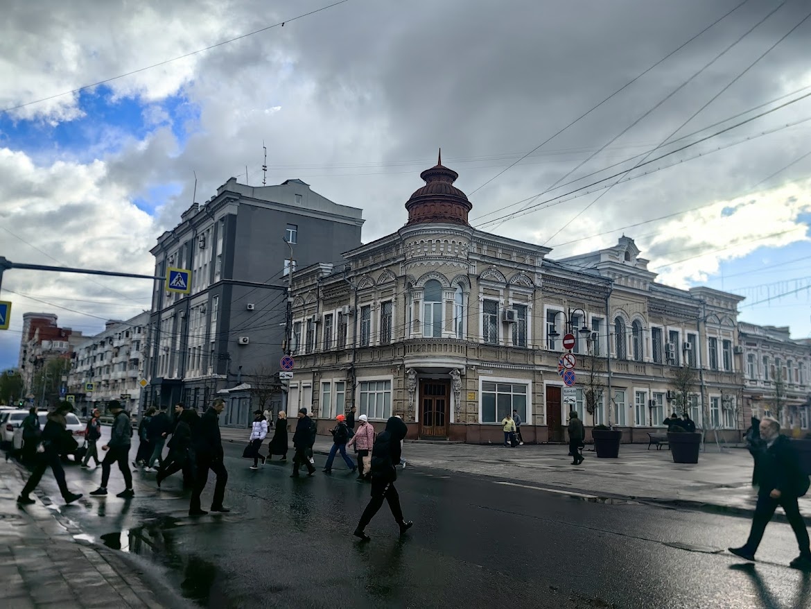 Апрель в Саратове. Ветер ласково треплет за окном арматуру...