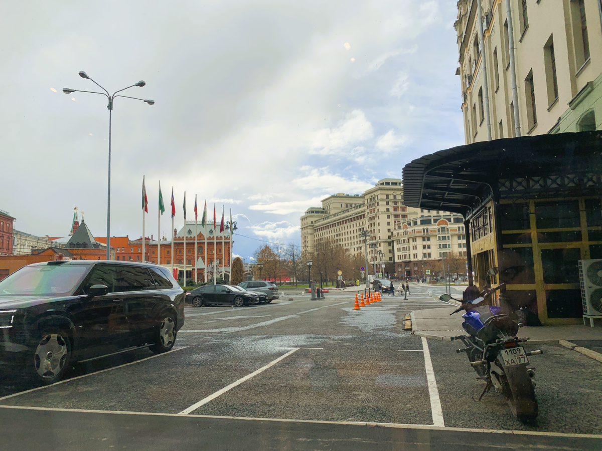 Вид из окна на два из трех главных отелей столицы