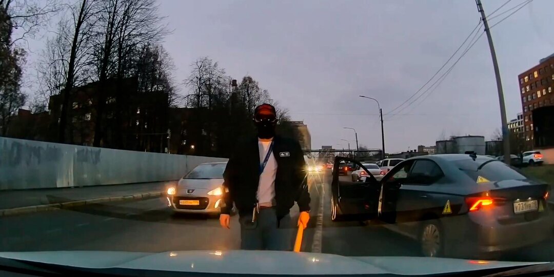 В Петербурге «герой» в маске и с битой кошмарил автомобилистов, за что лишился прав