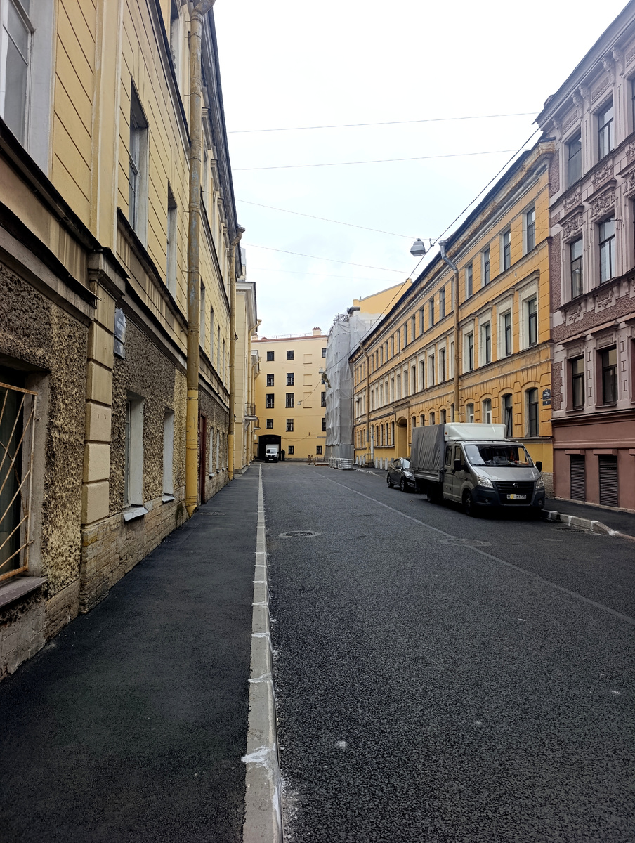 Фото автора в статье. В тупик и налево, переулок Пирогова. 