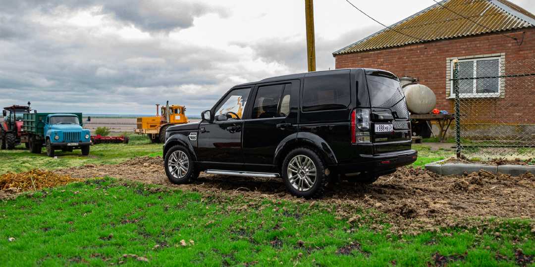 Председатель КФХ приехал на новой машине. Land Rover Discovery 4 от Whelart. Масштаб 1:18