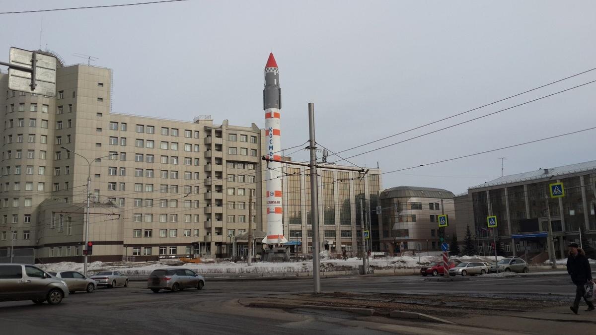 32-метровая стела, установленная «Красмашем» на площади Котельникова в Красноярске. Фото