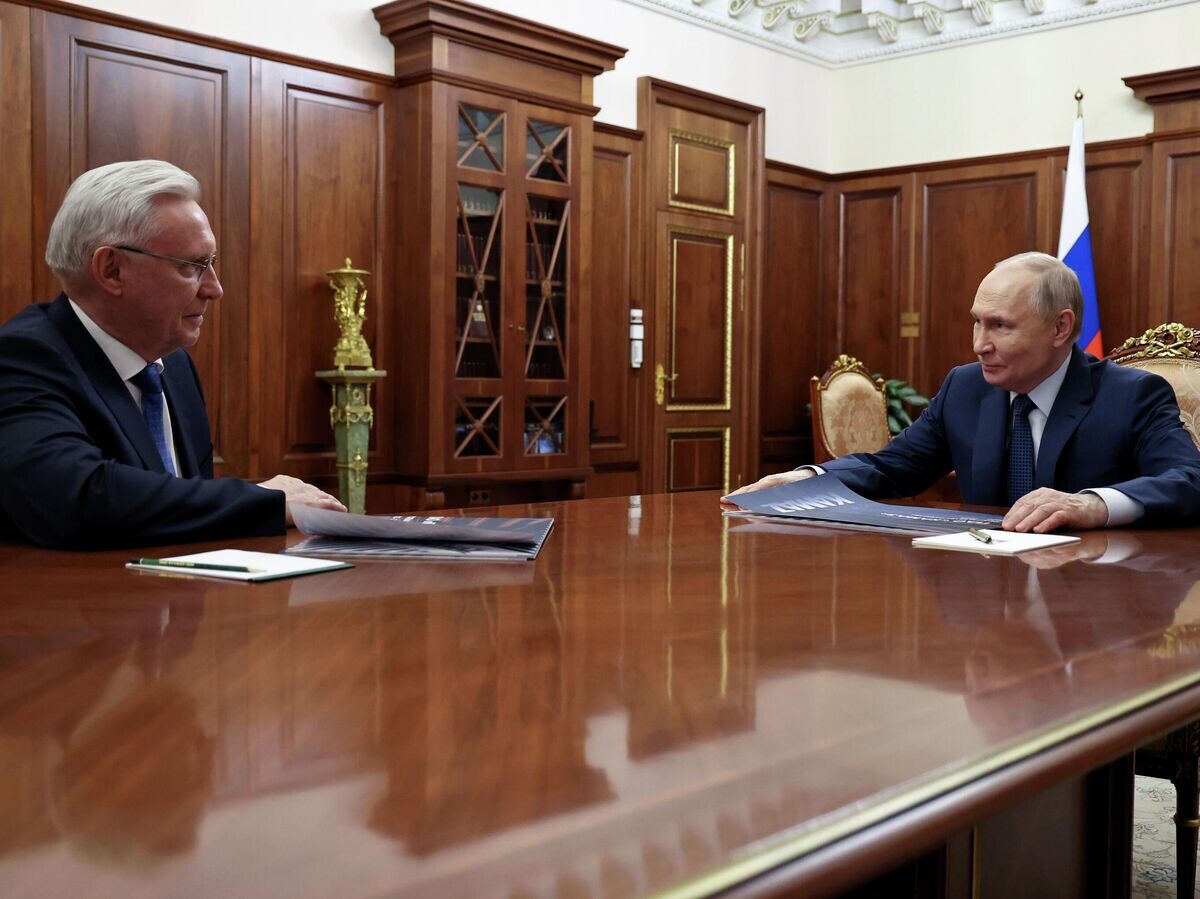    Президент РФ Владимир Путин и генеральный директор ПАО "КамАЗ" Сергей Когогин во время встречи | © РИА Новости / POOL