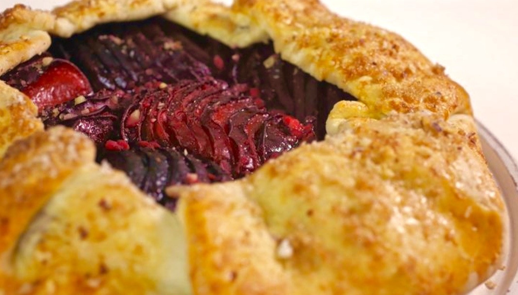 Галета со свеклой, сыром и орехами.