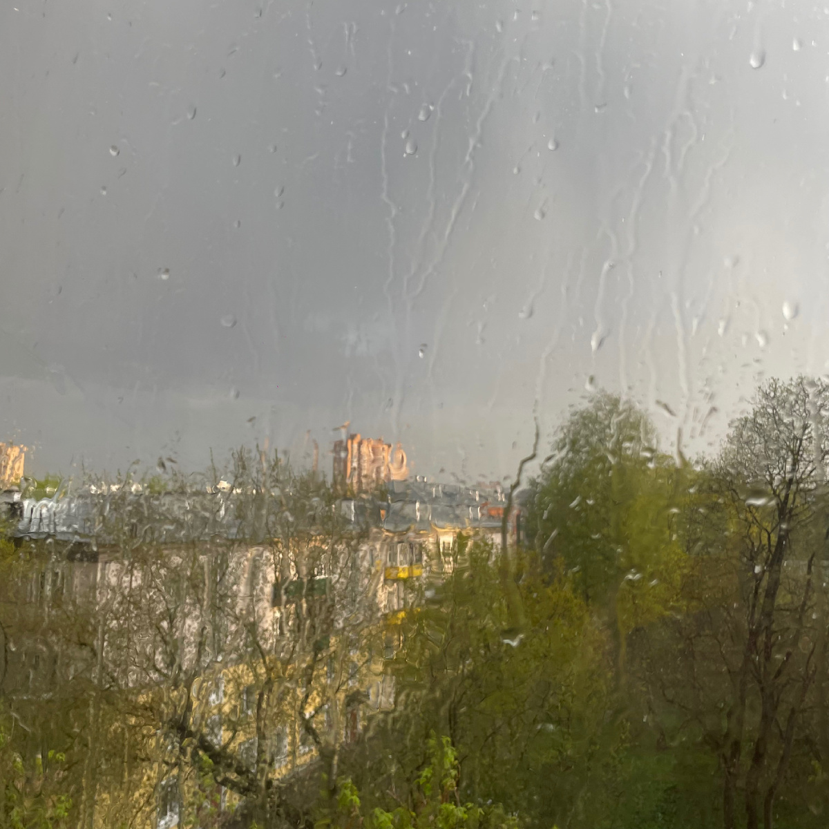 Фото за окном.