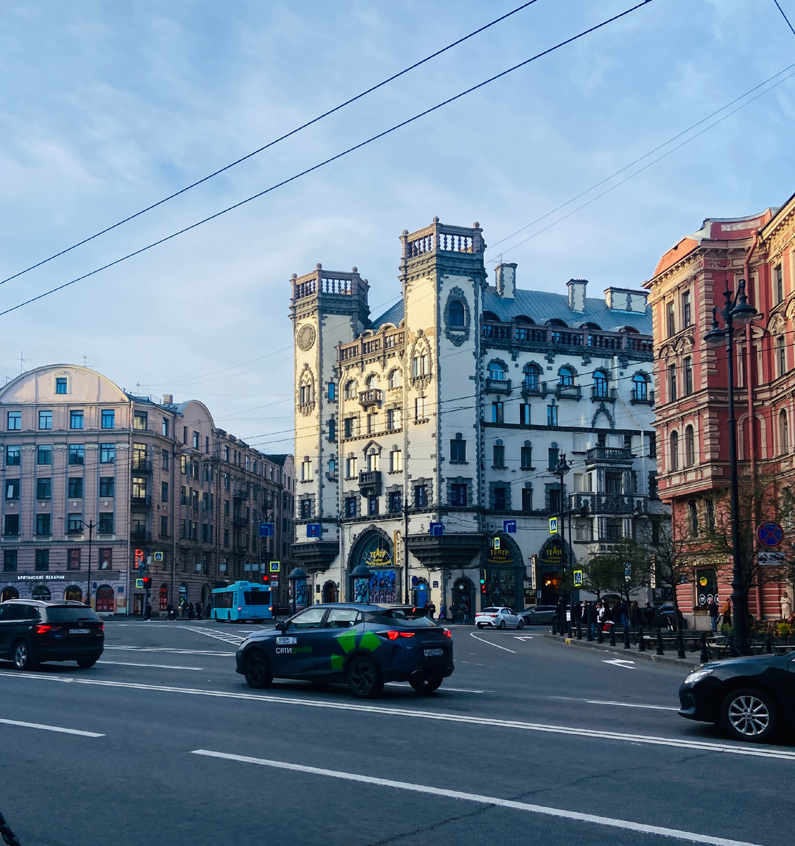 В центре фото доходный дом Розенштейна — Белогруда.