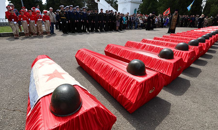 В Севастополе с воинскими почестями перезахоронили останки 143 защитников города