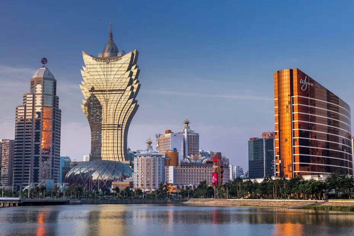 Grand Lisboa — небоскрёб в форме лотоса. Цветок - символ чистоты, процветания и духовного просветления в азиатской культуре. Официальный знак специального административного района Макао.