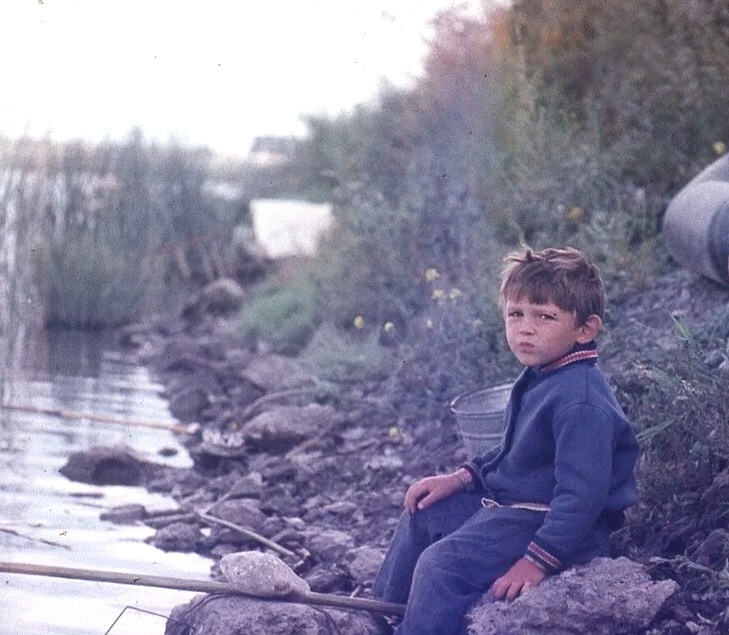 Примерно 1982 год, г. Искитим, – помогаю деду рыбу ловить в Берди.