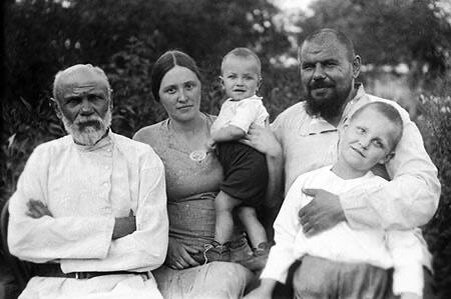 Николай Дроздов в детстве на руках у матери, слева — дед Сергей Иванович, справа — отец с братом Сергеем, 1940 год. Фото © Wikipedia