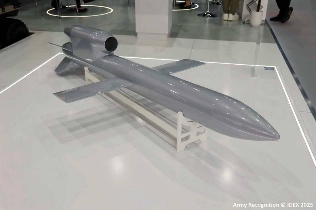 Модель крылатой ракеты FP-5 наземного базирования в экспозиции группы Milanion Group на международной оборонно-промышленной выставке IDEX-2025 в Абу-Даби (ОАЭ)