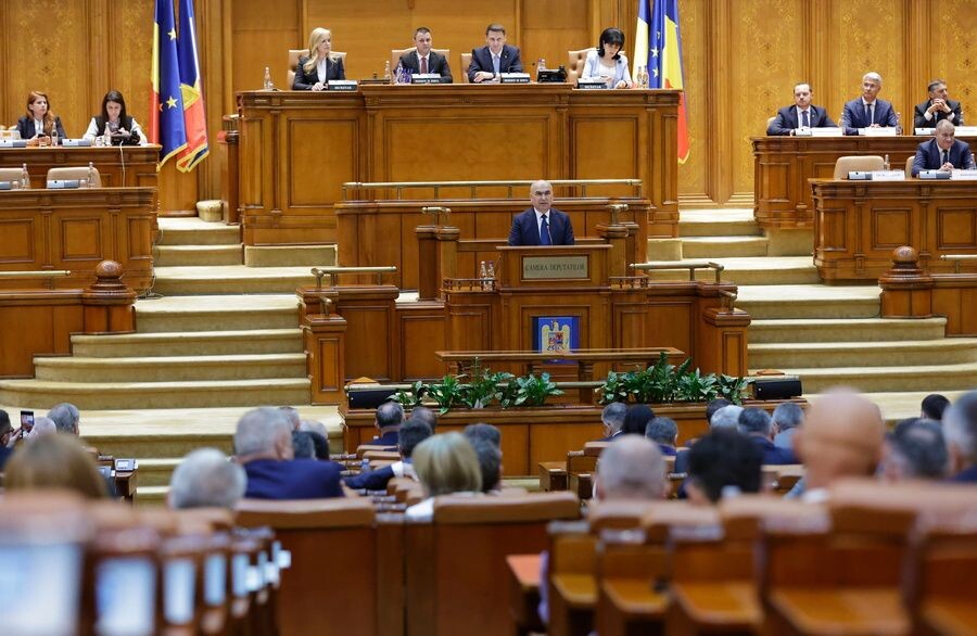    Премьер-министр Румынии Илие Боложан во время выступления на заседании парламента / Источник: © ROBERT GHEMENT/EPA/ТАСС