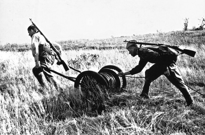 Советские связисты тянут линию связи. Источник: waralbum.ru