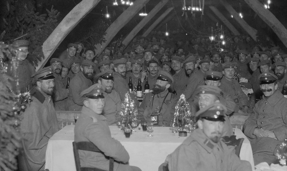 Баварские солдаты во время рождественской вечеринки в 1914 году в зале, построенном ими самими в тылу в секторе Соммы, фотография Отто Риттера фон Ланга. источник: BayHStA, BS N 1 1/1-0268