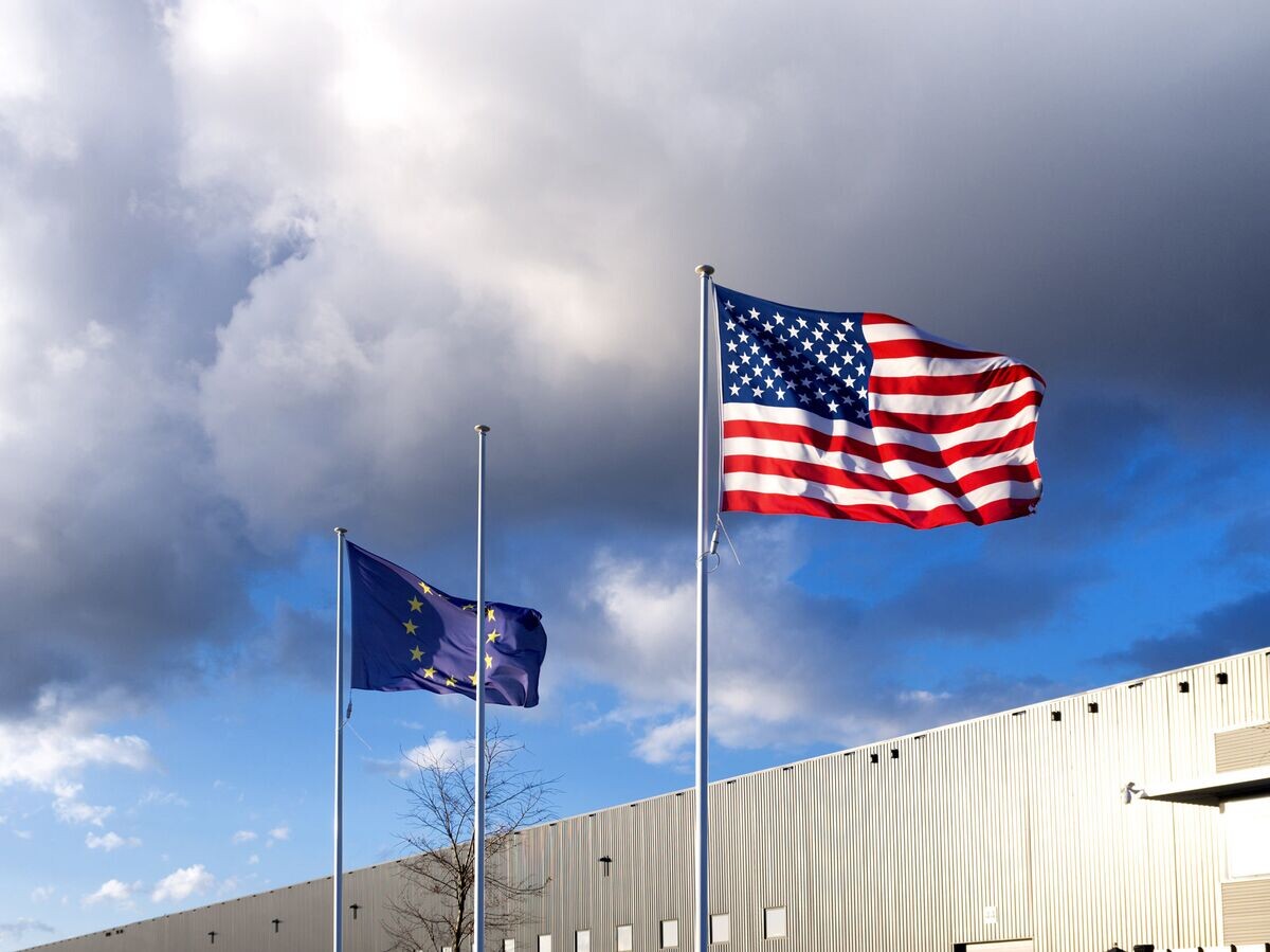   Флаги США и Евросоюза | © Fotolia / hansenn