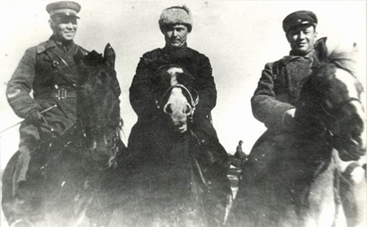    Командир 275-го кавалерийского полка Т.Т. Кусимов, комиссар штаба 112-й Башкирской кавалерийской дивизии Д.Ш. Ариткулов, командир 313-го кавалерийского полка Г. Д. Макаев. Станция Дёма (март 1942)
