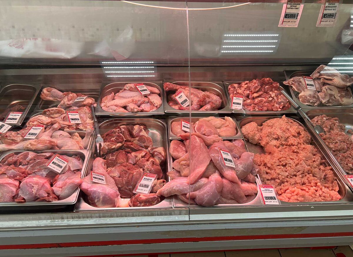 Витрина с мясом индейки