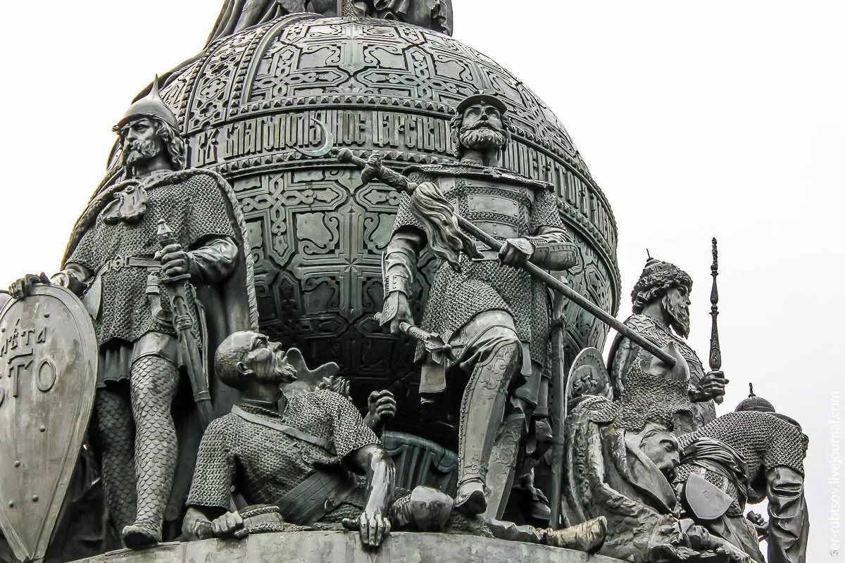 Поверженный Мамай на монументе «Тысячелетие России» в Новгороде