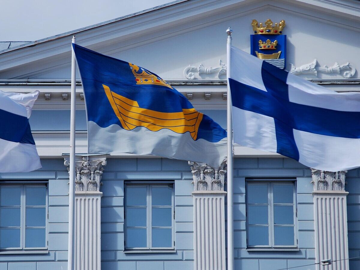    Флаги Финляндии и Хельсинки | CC BY 2.0 / Michael Davis-Burchat / Helsinki Day