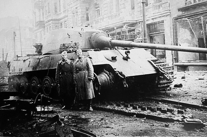    Красноармейцы у немецкого танка «Королевский тигр» Pz. Kpfw. VI Ausf. B Tiger II, подорвавшегося на мине на Шёнхаузер-аллее. Берлин. 1945 год