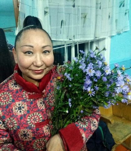 14 октября 2018. Верхнеусинск. После концерта в Доме купца Вавилина, который является сельским клубом. Ромашки от благодарных зрителей.
