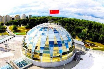 Минск. Флаг СССР над музеем истории Великой Отечественной войны.