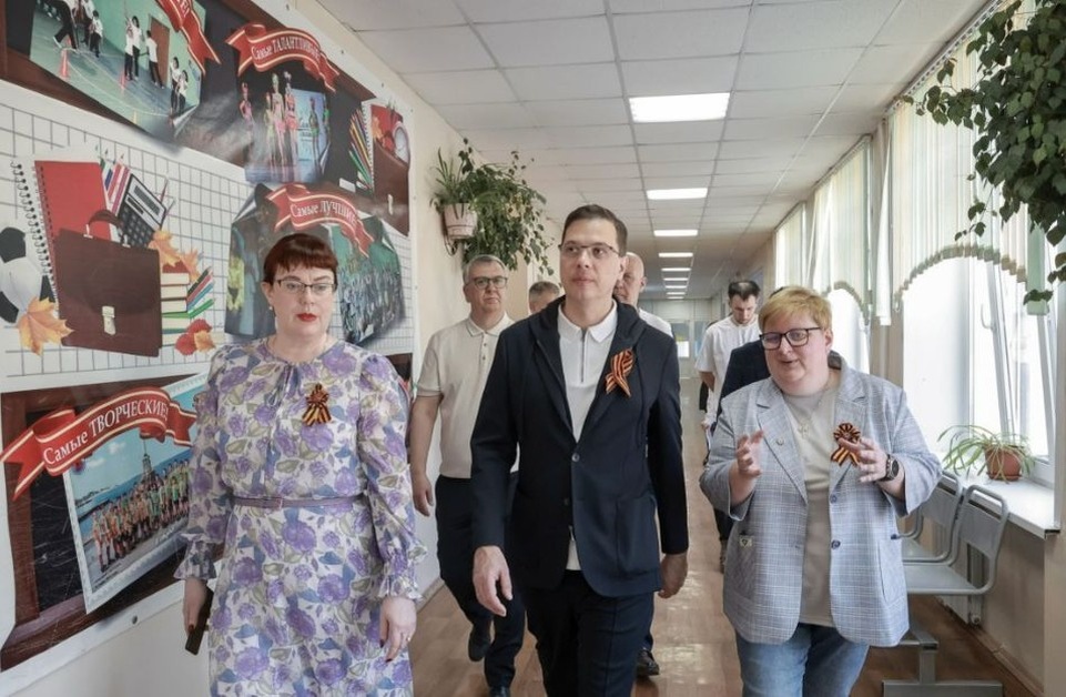    Юрий Шалабаев оценил новый переход между двумя корпусами школы № 168. ФОТО: Соцсети Юрия Шалабаева.