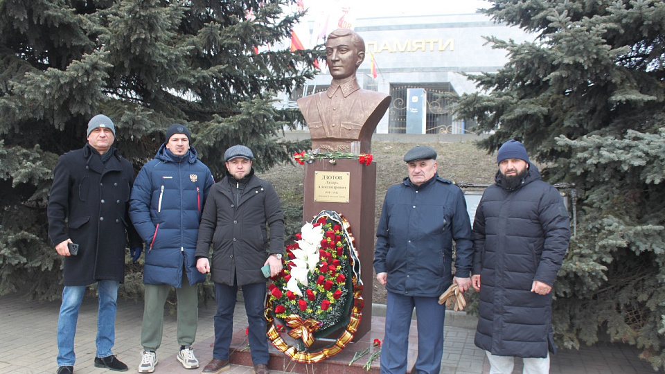 Поклонимся великим тем годам, тем славным командирам и бойцам!