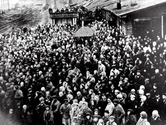 Митинг 9 мая 1945 года на Губахинском коксохимическом заводе. Женщины, пенсионеры, подростки.