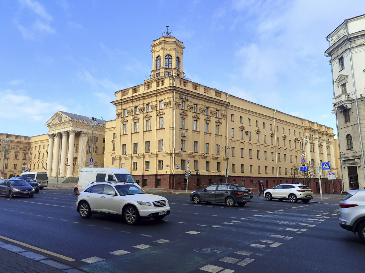1/2 Листайте галерею Здание КГБ с колоннами