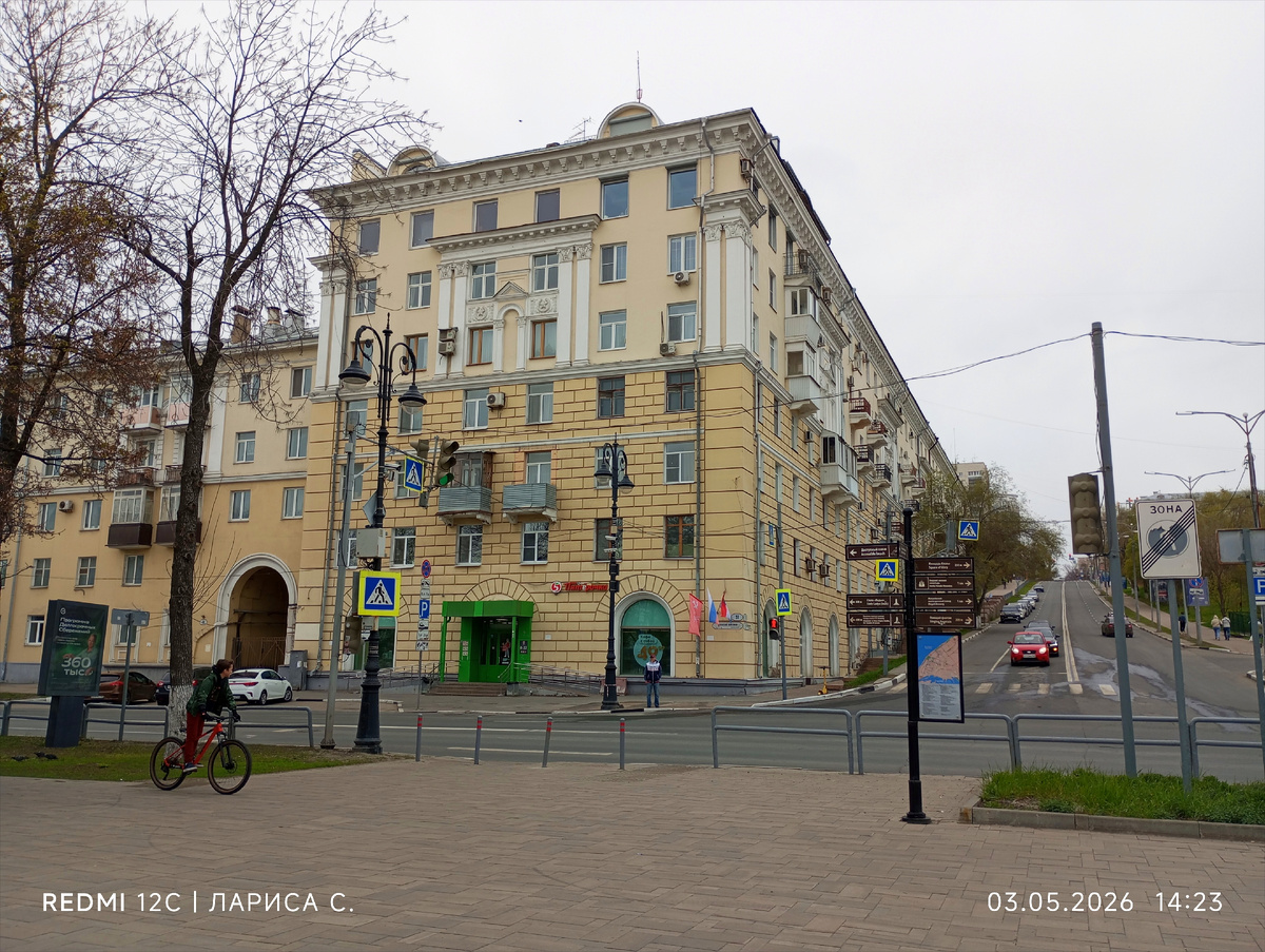 В этом доме живём.
