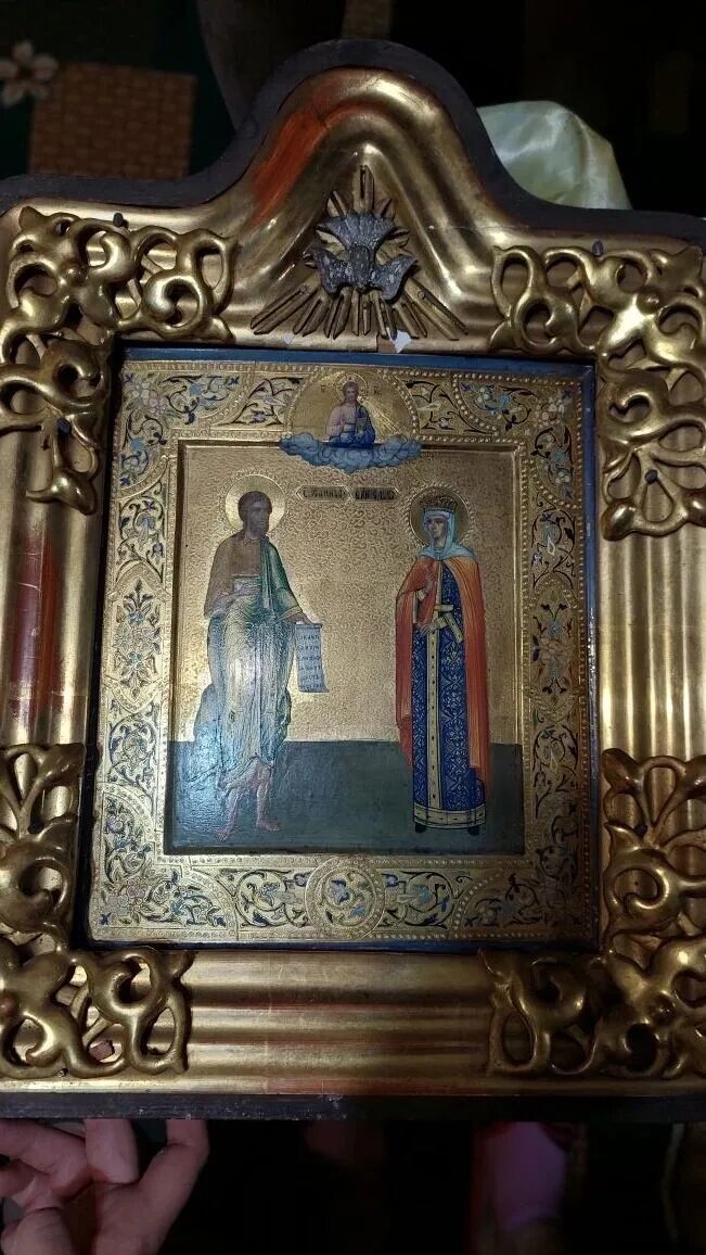 Лицевая сторона "Иконы Иоанн Креститель и княгиня Ольга", которая была преподнесена в дар сослуживцами Некрасову Ивану Васильевичу 3 сентября 1905 года. Напомним, что ранее был материал о том, что "СIЯ ИКОНА ПОДНЕСЕНА ФЕЛЬДФЕБЕЛЮ I-й РОТЫ АСТРАХАНСКАГО ПОЛКА ИВАНУ ВАСИЛЬЕВИЧУ НЕКРАСОВУ ОТЪ НИЖНИХЪ ЧИНОВЪ I-й РОТЫ АСТРАХАНСКАГО ПОЛКА 1905 года 3 сентября". Для справки: фельдфебель Его Величества роты (1-й роты) 12-го гренадерского Астраханского Императора Александра III полка. Ранее считалось, что он получил эту в икону перед увольнением в запас. Но позднее нашлась МЕТРИЧЕСКАЯ КНИГА КАЗАНСКОЙ ЦЕРКВИ 12 ГРЕНАДЕРСКОГО АСТРАХАНСКОГО ИМПЕРАТОРА АЛЕКСАНДРА III ПОЛКА 3-Й ГРЕНАДЕРСКОЙ ДИВИЗИИ ГРЕНАДЕРСКОГО КОРПУСА, где за 1907 год есть запись о бракосочетании и где поручителем со стороны жениха выступил фельдфебель 11-й роты 7-го гренадерского Самогитского генерал-адъютанта графа Тотлебена полка Некрасов Иван Васильевич из крестьян Курской губернии Новооскольского уезда, деревни Савенковой. Получается, что фельдфебель Его Величества роты (1-й роты) 12-го гренадерского Астраханского Императора Александра III полка Некрасов Иван Васильевич в 1905 году был переведен тем же чином фельдфебеля в 11-ю роту 7-го гренадерского Самогитского генерал-адъютанта графа Тотлебена полка. И через два года, в 1907 году, выступил поручителем со стороны жениха на бракосочетании своего бывшего однополчанина запасного фельдфебеля 12-го гренадерского Астраханского Императора Александра III полка Ковальчука Павла Кирилловича "изъ крестьянъ Волынской губ. Староконстантиновскаго уѣзда, Авратинской волости, мѣстечка Ожиговецъ". Ссылка: https://yandex.ru/archive/catalog/d5e975c1-cf47-4c3b-85b9-a039a3f4f0aa/219?snippet=Новооскольского+уезда+деревни+Савелковой+Иван+Васильев+%07%5BНекрасов%07%5D+и+сверхсрочнослужащий+Старший+Писарь+12+-+го+Гражд.&text=Некрасов&pos=2