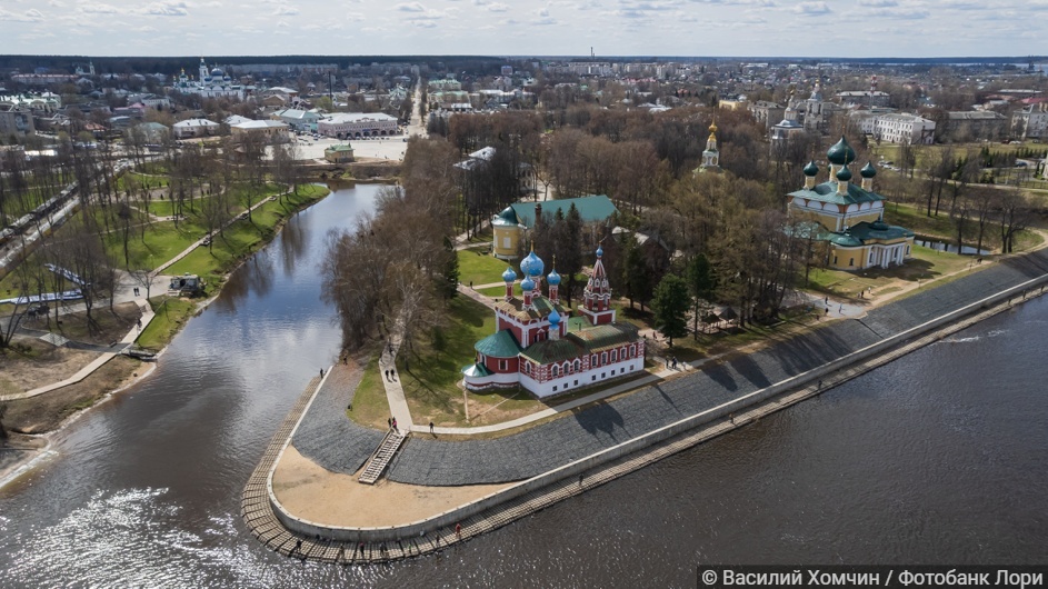Вид сверху на православную церковь князя Дмитрия на Крови в городе Углич (2022 год)