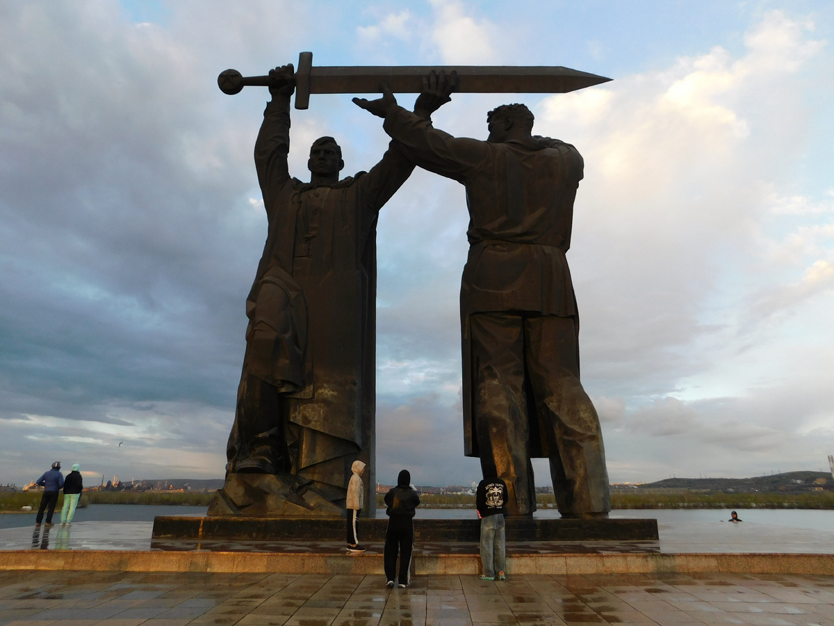 Один из символов Магнитогорска - монумент "Тыл - фронту". Фото автора.