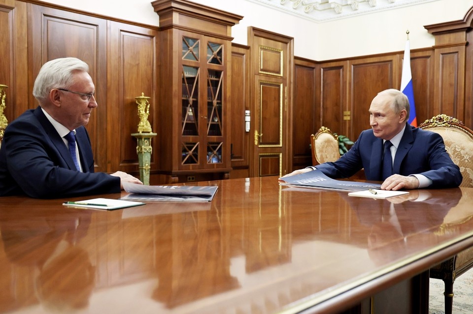    Президент России Владимир Путин и гендиректор «КамАЗа» Сергей Когогин. Фото: Михаил Метцель/ТАСС