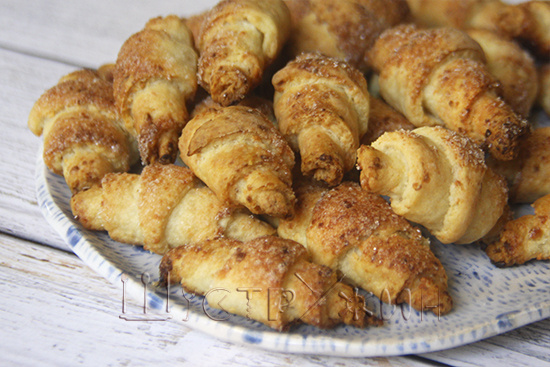 Творожные рогалики с сахаром.