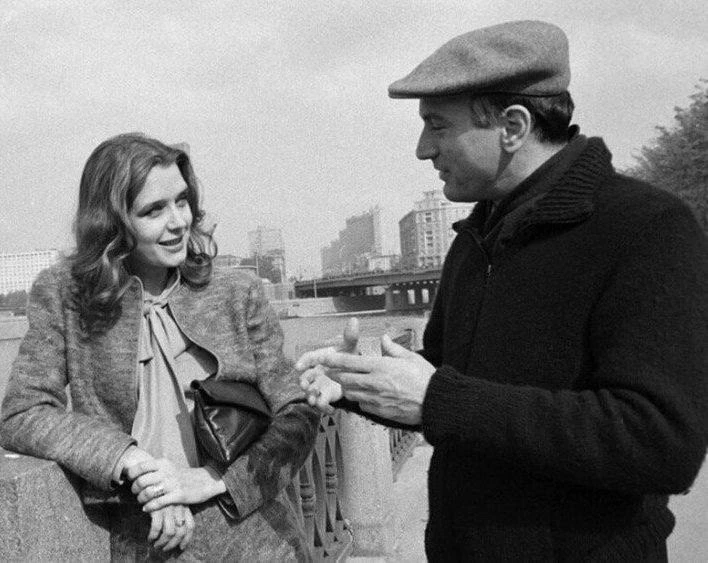 Ирина Алфёрова и Роберт Де Ниро на набережной Москвы-реки, 1983 год