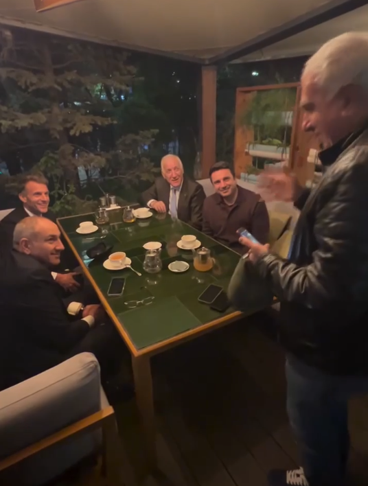 Эй, Ара, это польитыкааа... Макрон сбежал от своего жены и засел в армянском кабаке с Пашиняном.