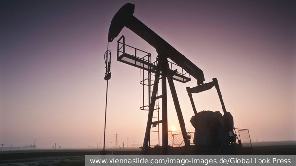 Запасы нефти в мире достигли самого низкого уровня за восемь лет